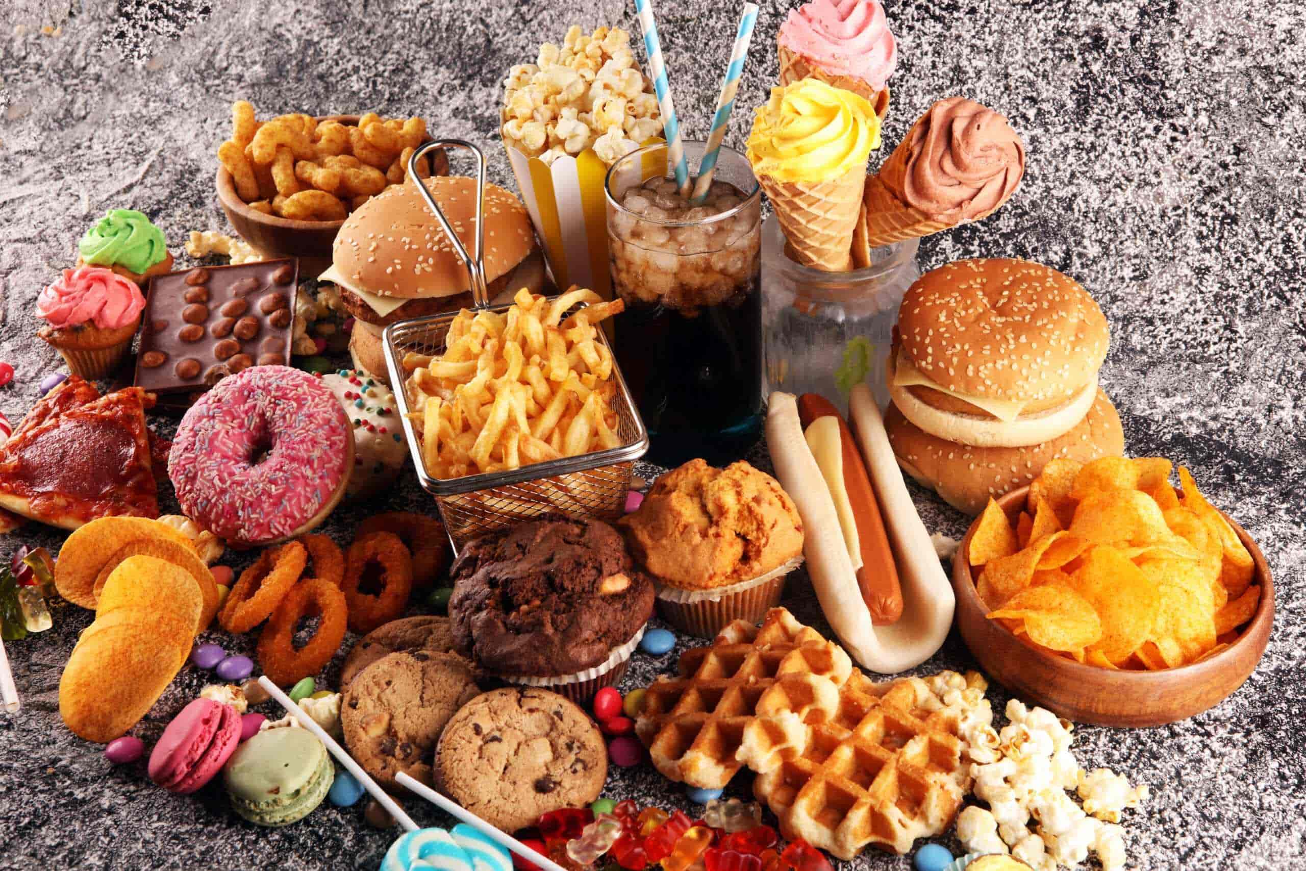 Salud recomienda evitar exceso de comidas chatarras en días fríos